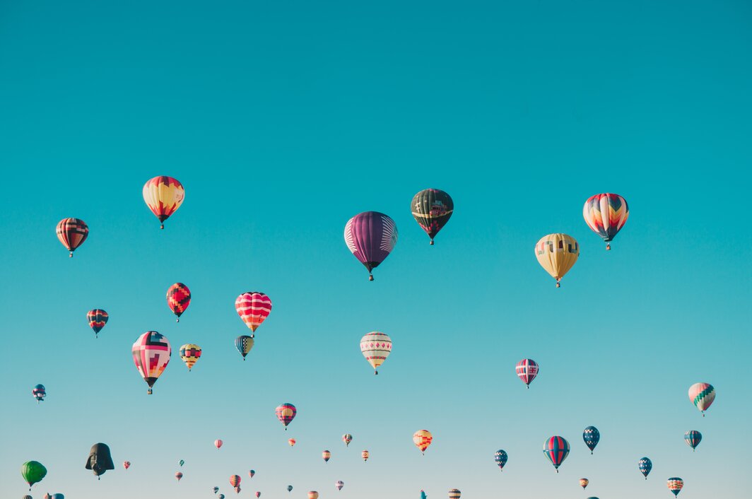 Himmel mit mehreren Heißluftballonen