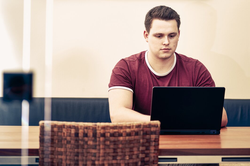 Mitarbeiter der öffentlichen Verwaltung nutzt E-Learning an einem Notebook