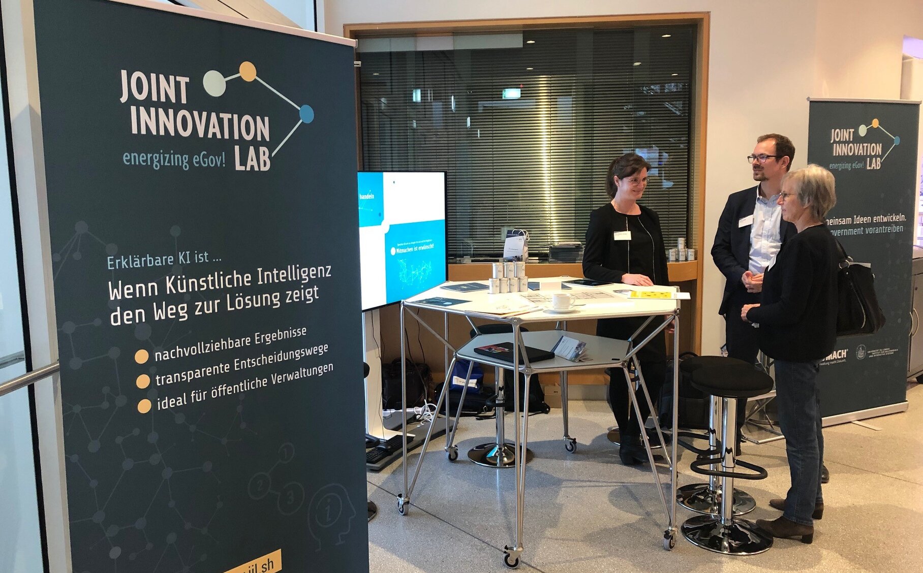 Personen am Stand des Joint Innovation Labs