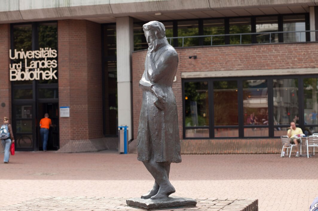 Heinrich Heine Statue  | © HHU/Ivo Mayr