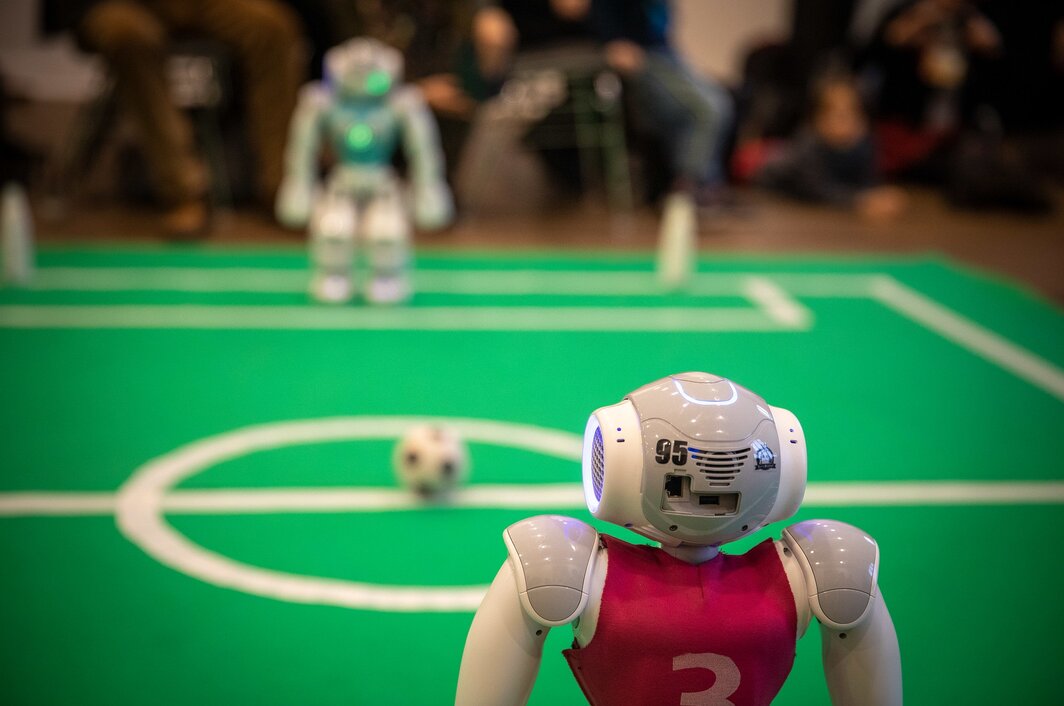 Roboter spielen Fußball