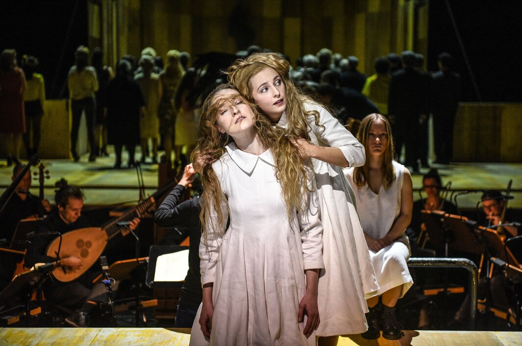 Zwei Schauspielerinnen des Nationaltheater Mannheim auf der Bühne