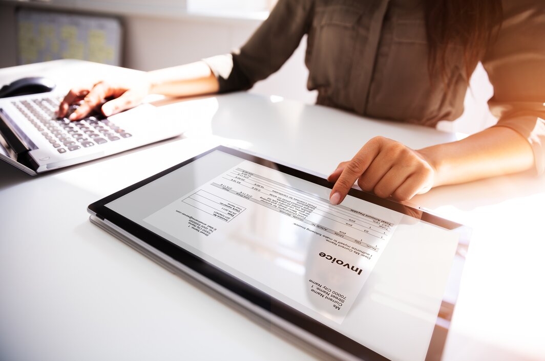 Digitale E-Rechnung auf einem Tablet in der Öffentlichen Verwaltung