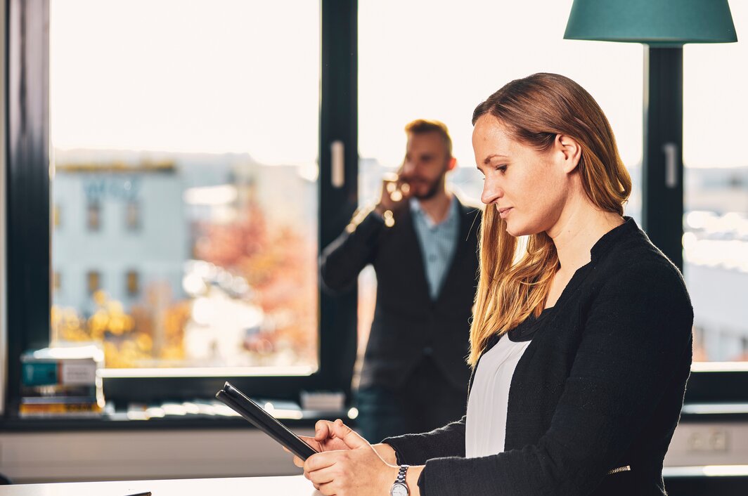 Mitarbeiterin und Mitarbeiter der öffentlichen Verwaltung arbeiten an mobilen Endgeräten mit MACH live! smartDecision | © MACH AG