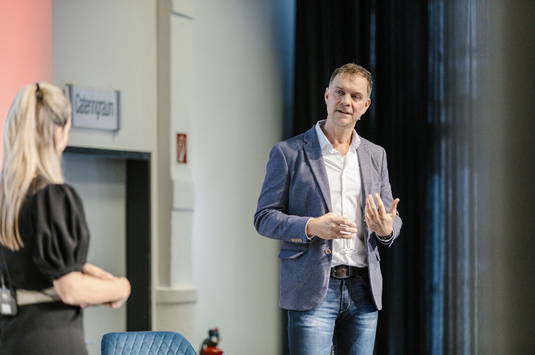 Prof. Dr. Volker Busch auf der Bühne des Innovativen Management 2021