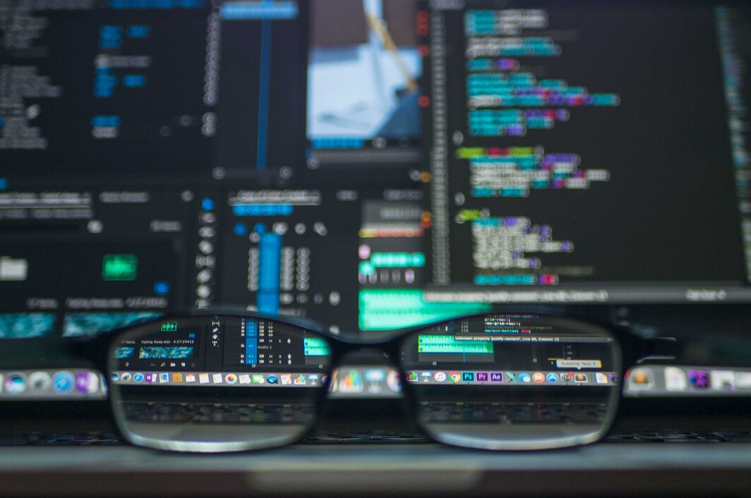 Brille vor einem Notebook mit Fokus auf den Bildschirm