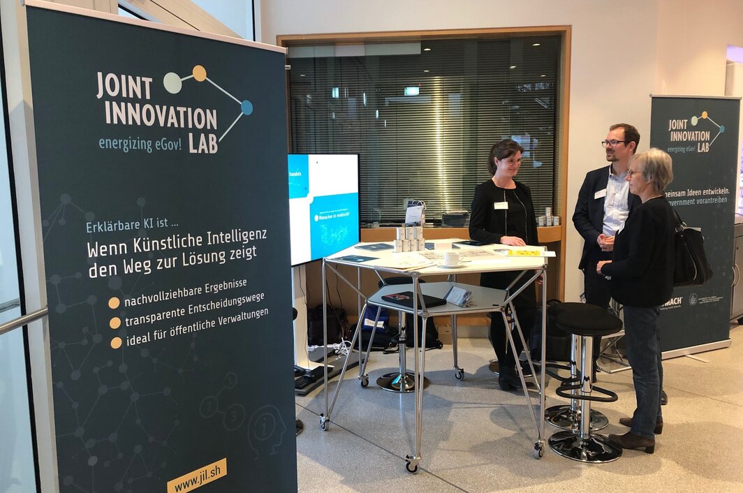 Personen am Stand des Joint Innovation Labs
