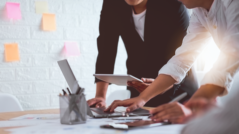 Intelligente Automatisierung mithilfe Künstlicher Intelligenz (KI) Zwei Personen arbeiten an der Automatisierung der öffentlichen Verwaltung