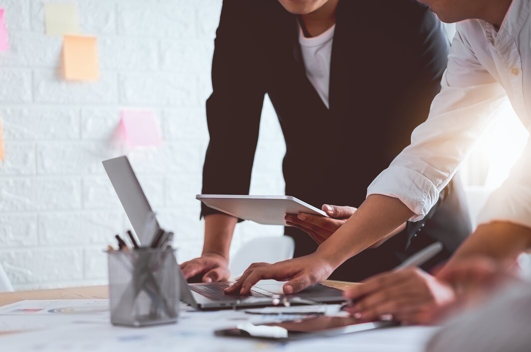 Zwei Personen arbeiten an der Automatisierung der öffentlichen Verwaltung