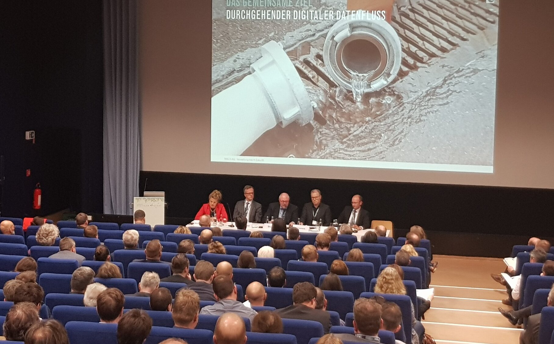 Diskussion zu E-Akte und OZG. Ein voller Saal lauschte unserer Kollegin Maria Hertzenberg höchst interessiert bei ihrem Erfahrungsbericht.