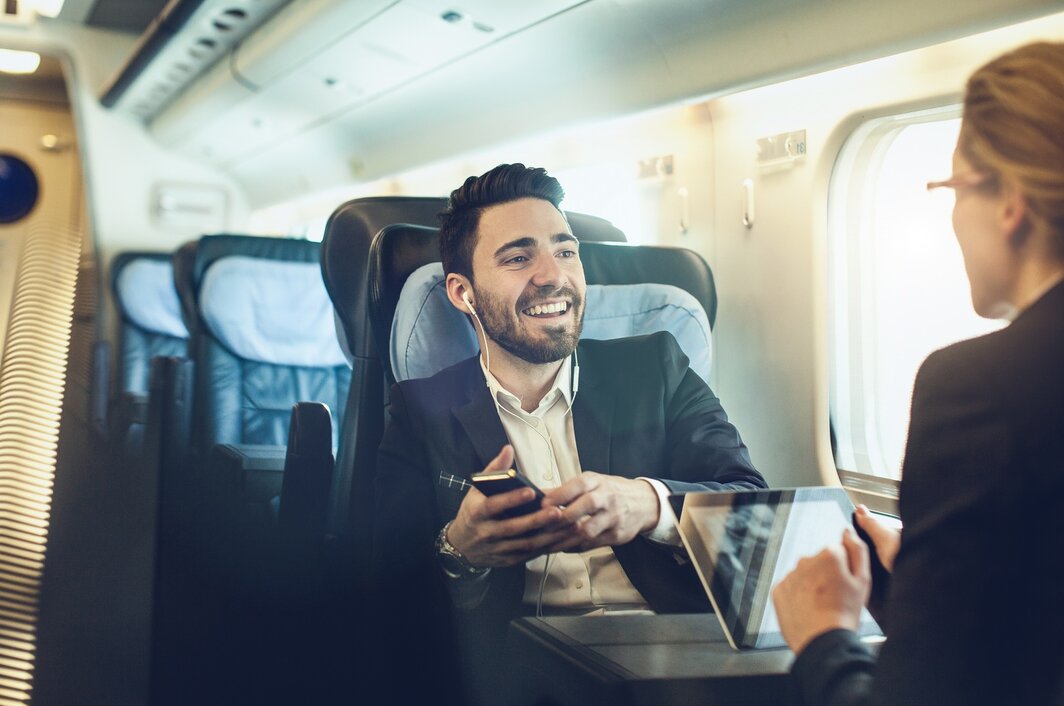 Mann nutzt Selfservice in der Bahn