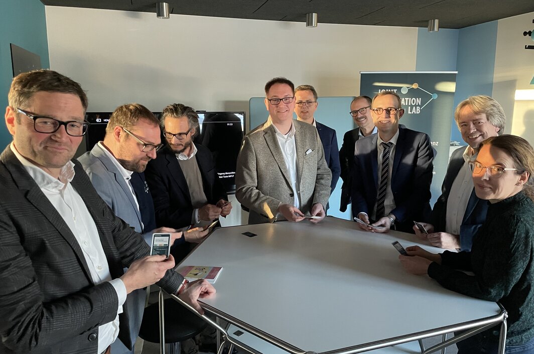 V.l.n.r. Dr. Philipp Willer - Geschäftsführer ITV-SH, Dr. Stefan Ivens – CDO Lübeck, Jonas Dageförde - CDO Kiel, Matthias Kohlhardt - Vorstandsvorsitzender MACH AG, Jan Lindenau – Bürgermeister Lübeck, Andre Gode – Technischer Leiter Joint Innovation Lab, Dirk Schrödter – Digitalisierungsminister Schleswig-Holstein, Prof. Dr. Stefan Fischer - Vizepräsident für Transfer und Digitalisierung der Universität zu Lübeck, Prof. Dr. Moreen Heine – wissenschaftliche Leiterin Joint Innovation Lab | © Joint Innovation Lab