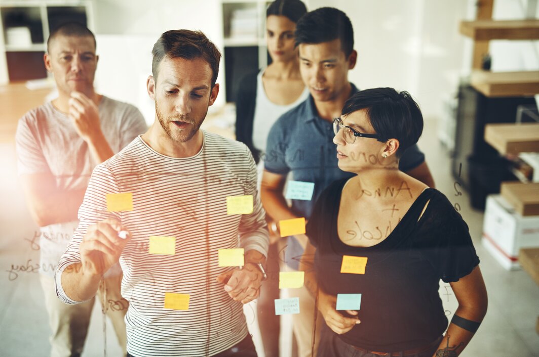 Personen arbeiten gemeinsam an Prozessmanagement