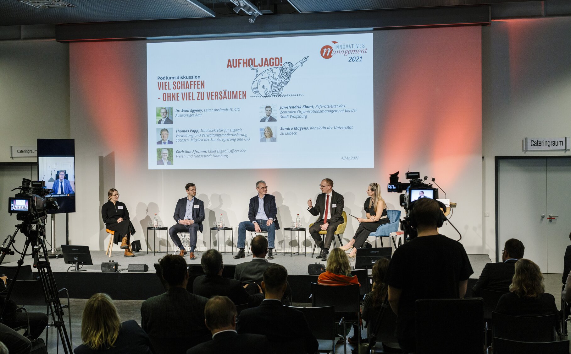 Blick auf die Bühne zum Podiumsdiskussion beim Kongress Innovatives Management.