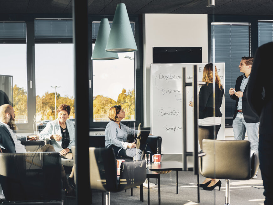 MACH als Arbeitgeber Mitarbeiter:innen diskutieren über neue Lösungen