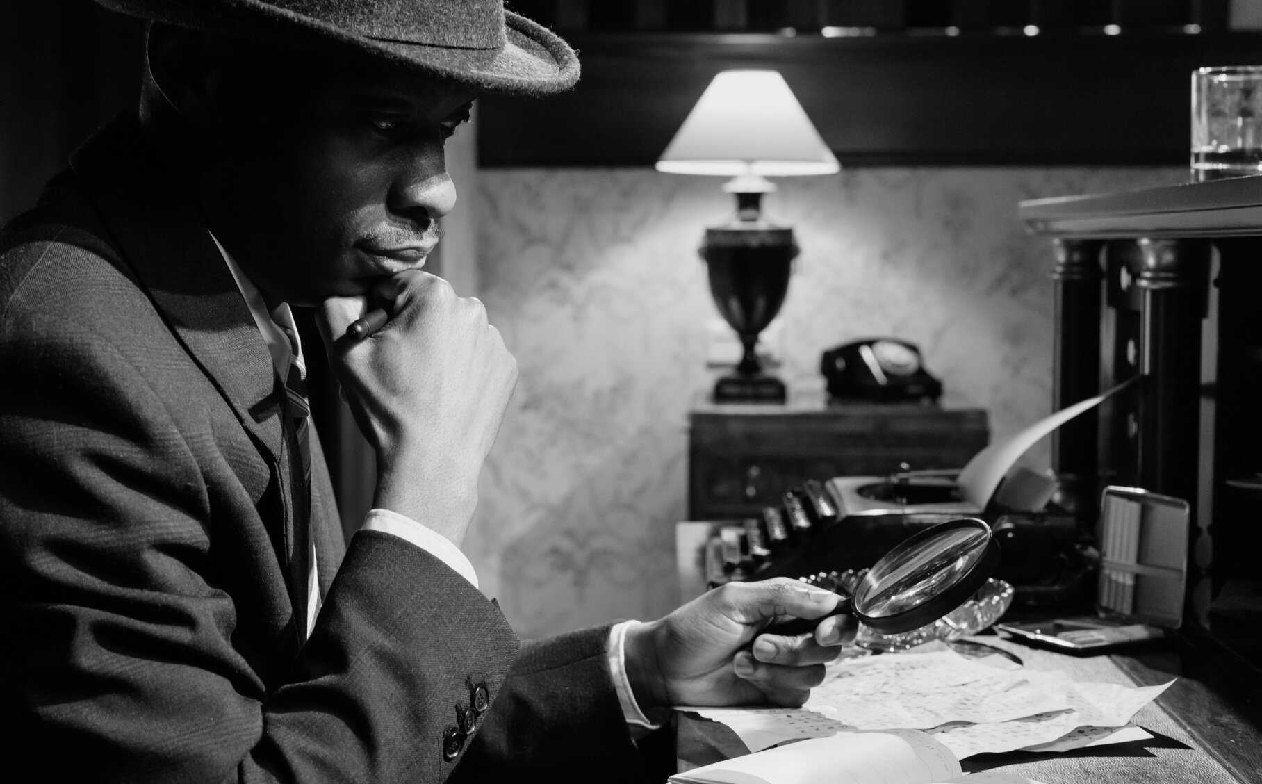 Detektiv untersucht einen Fall mit einer Lupe