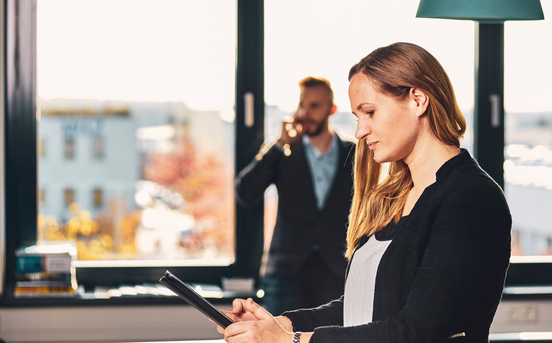 Mitarbeiterin und Mitarbeiter der öffentlichen Verwaltung arbeiten an mobilen Endgeräten mit MACH live! smartDecision | © MACH AG