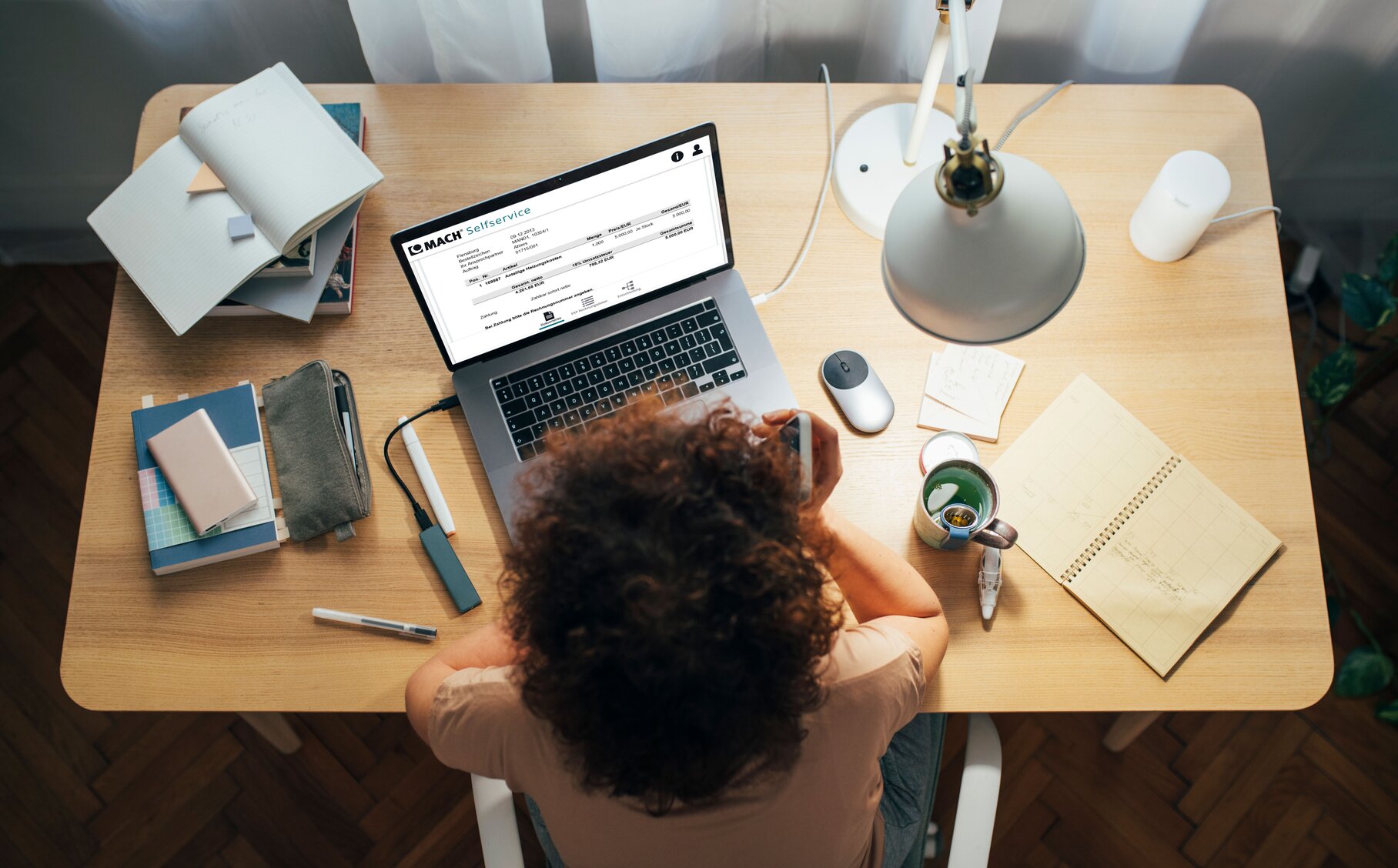 Person arbeitet mit MACH Selfservices im Homeoffice