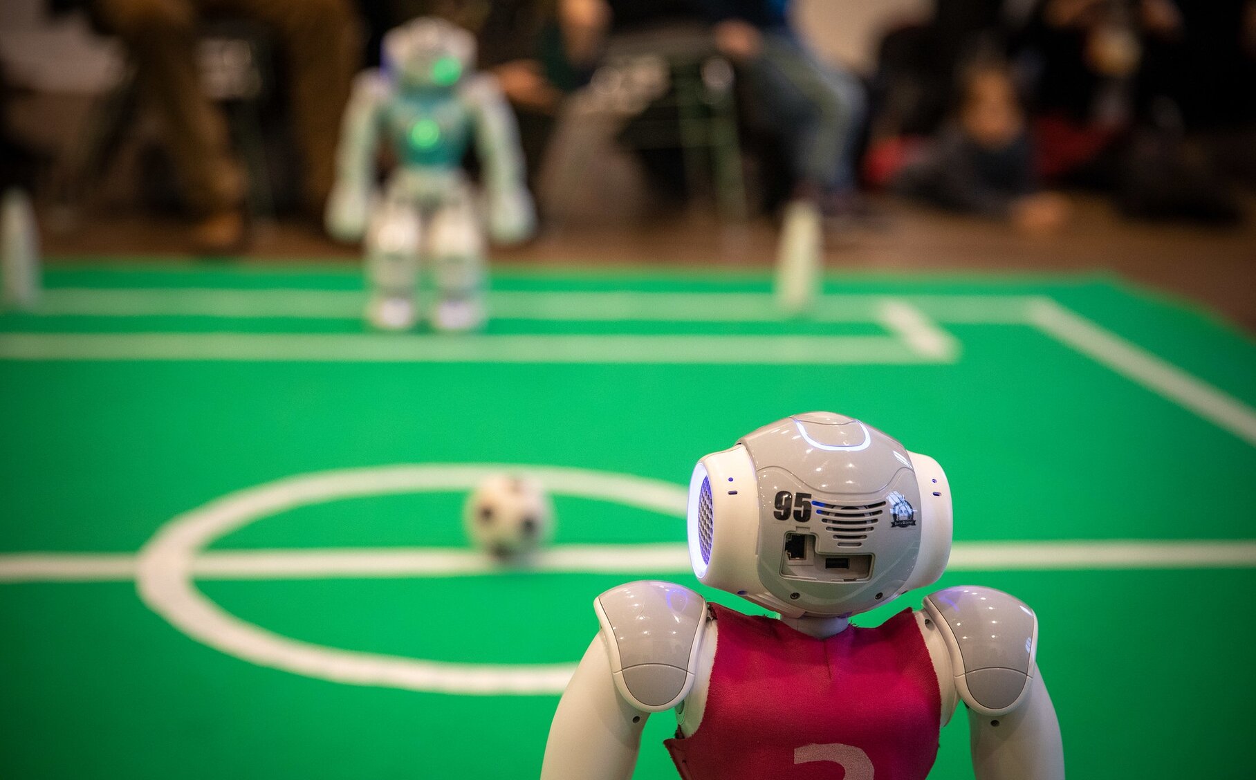 Roboter spielen Fußball
