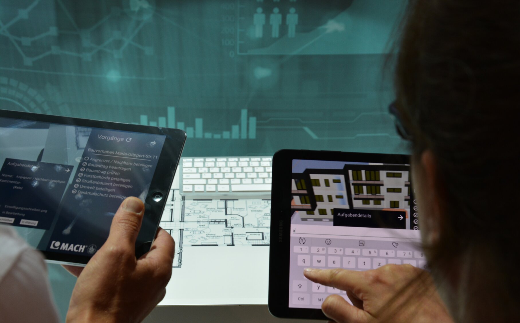 Augmented Reality Bauplan eines Hauses hinter zwei Personen mit Tablets