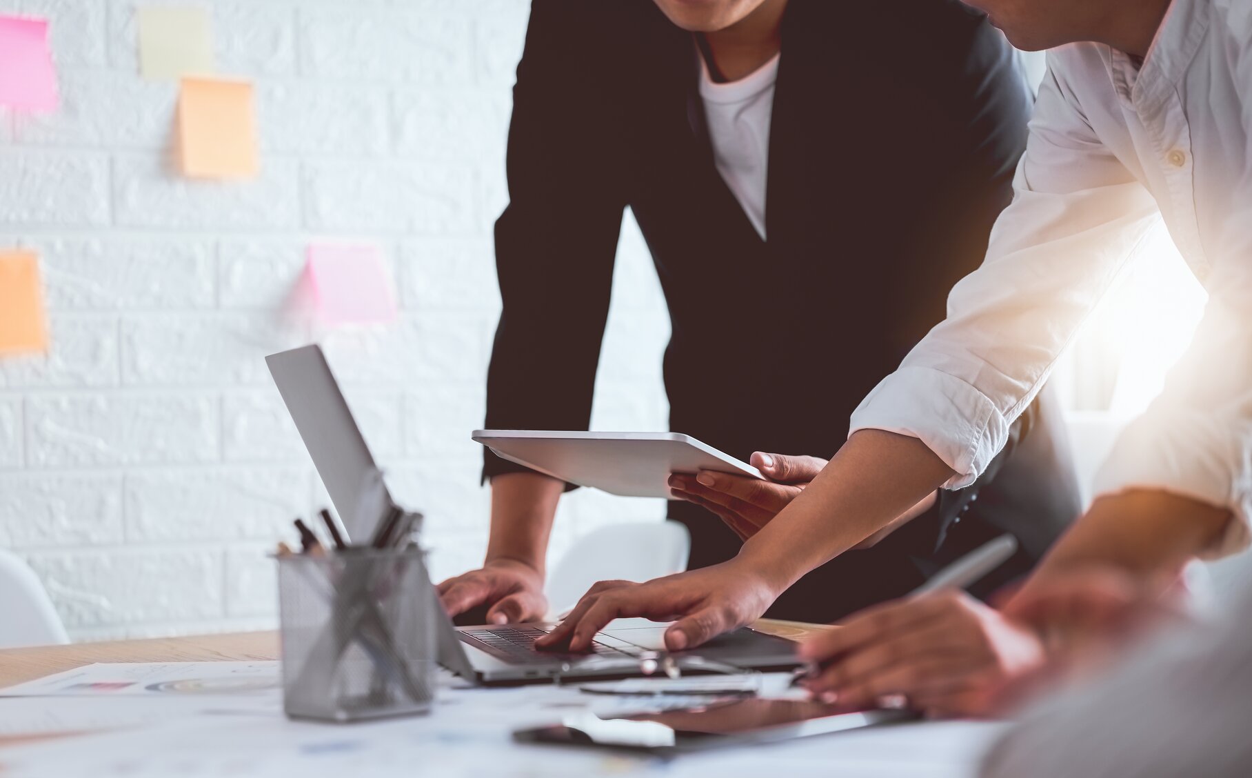 Zwei Personen arbeiten an der Automatisierung der öffentlichen Verwaltung