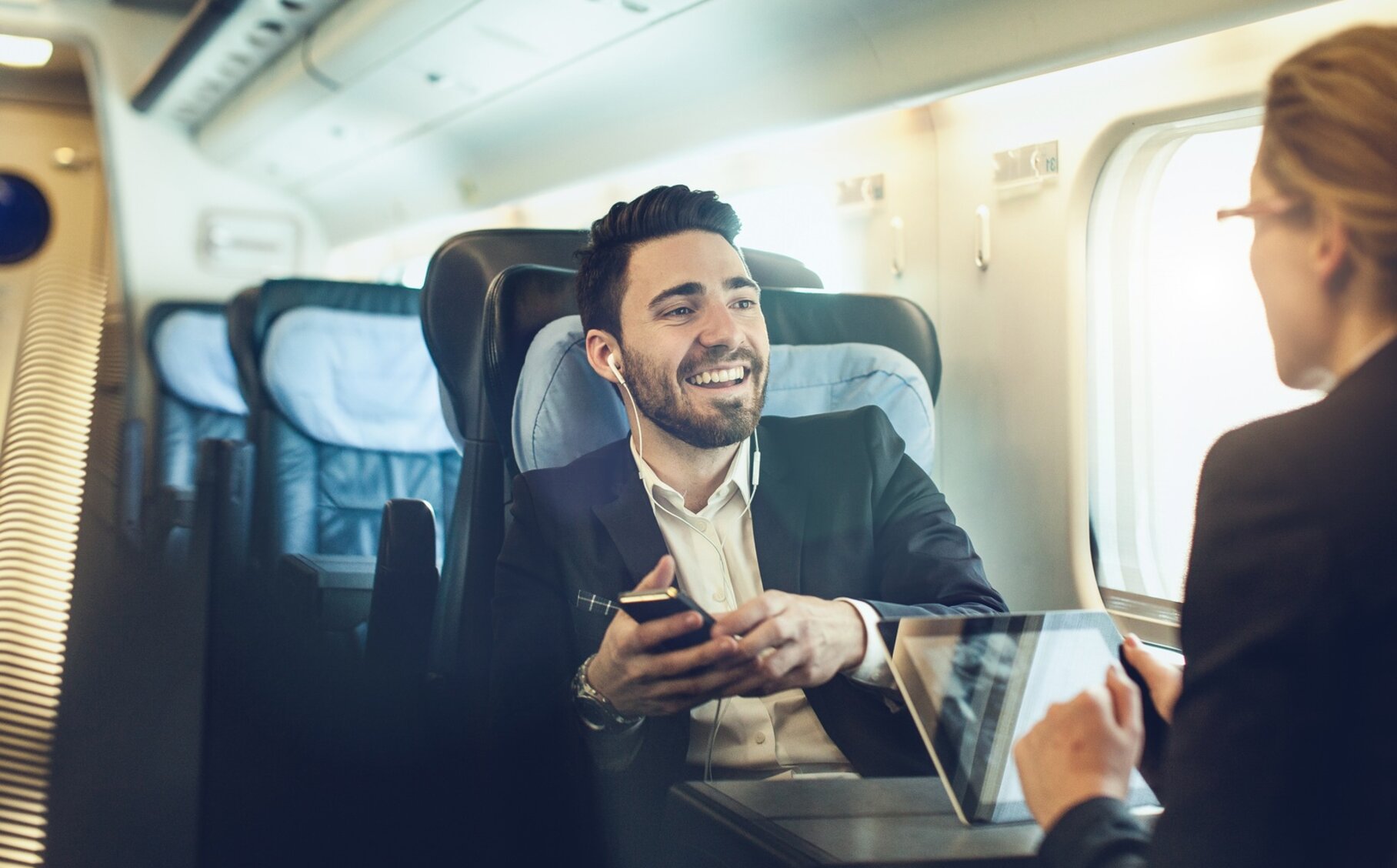 Mann nutzt Selfservice in der Bahn