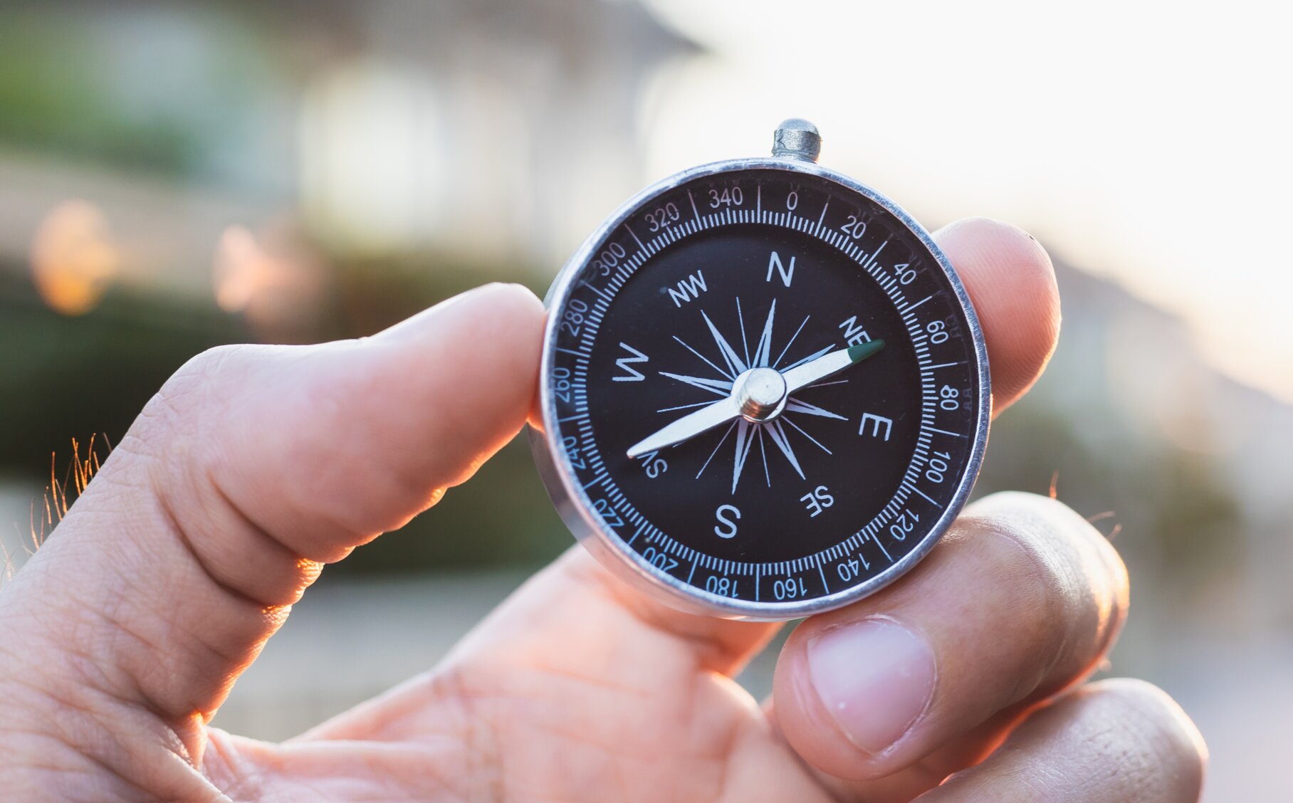 Person hält Kompass in der Hand