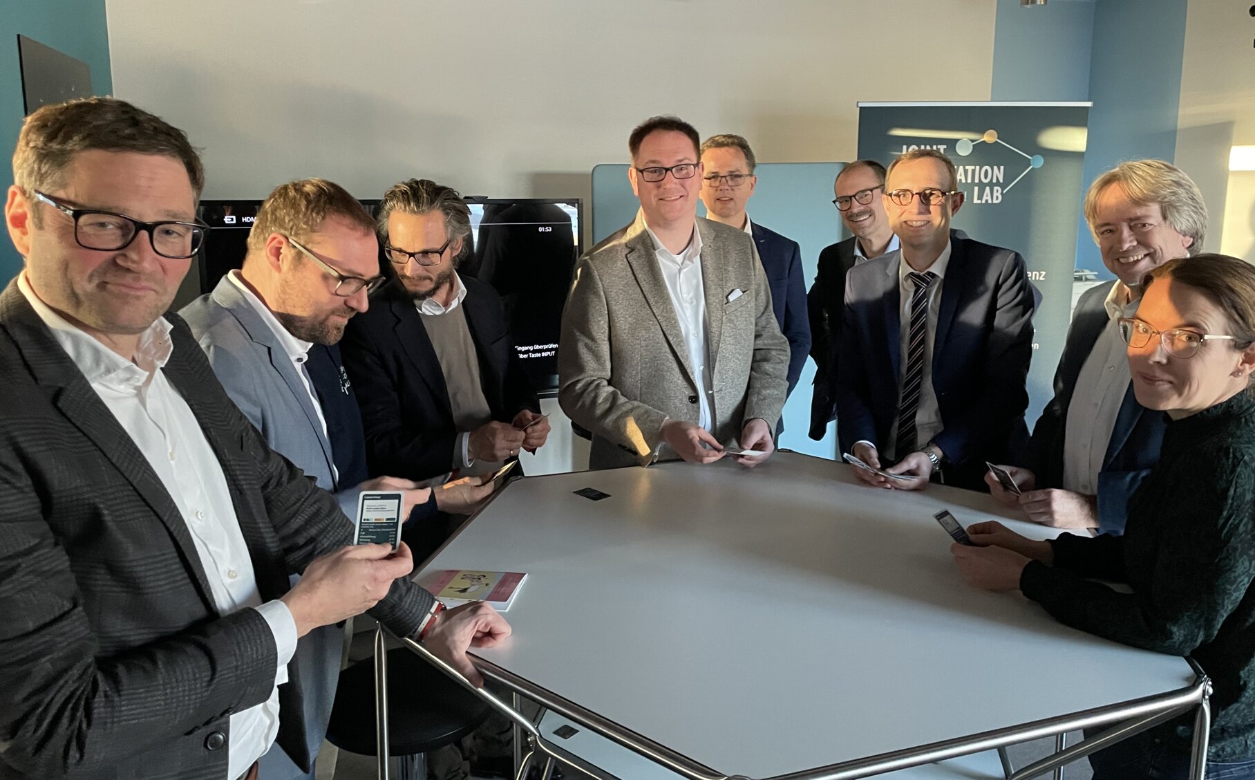 V.l.n.r. Dr. Philipp Willer - Geschäftsführer ITV-SH, Dr. Stefan Ivens – CDO Lübeck, Jonas Dageförde - CDO Kiel, Matthias Kohlhardt - Vorstandsvorsitzender MACH AG, Jan Lindenau – Bürgermeister Lübeck, Andre Gode – Technischer Leiter Joint Innovation Lab, Dirk Schrödter – Digitalisierungsminister Schleswig-Holstein, Prof. Dr. Stefan Fischer - Vizepräsident für Transfer und Digitalisierung der Universität zu Lübeck, Prof. Dr. Moreen Heine – wissenschaftliche Leiterin Joint Innovation Lab | © Joint Innovation Lab