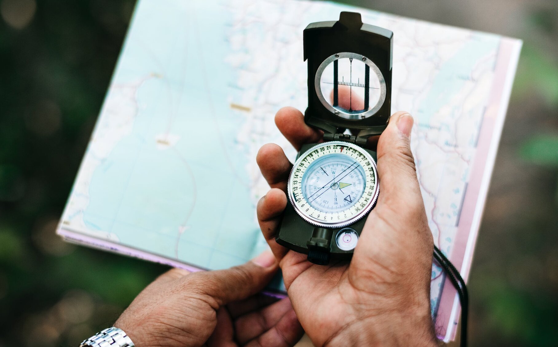 Landkarte und Kompass