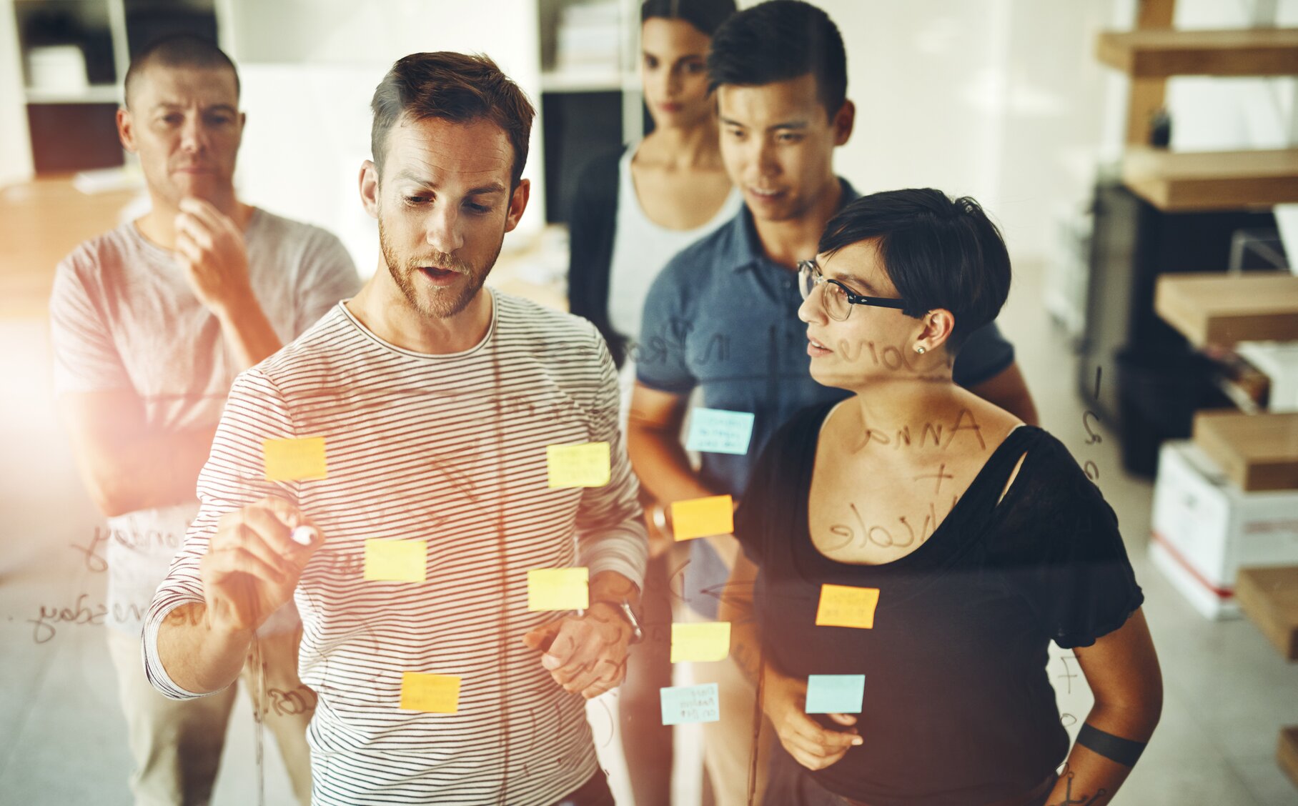 Personen arbeiten gemeinsam an Prozessmanagement