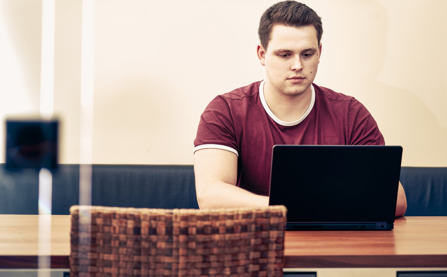 Mitarbeiter der öffentlichen Verwaltung nutzt E-Learning an einem Notebook