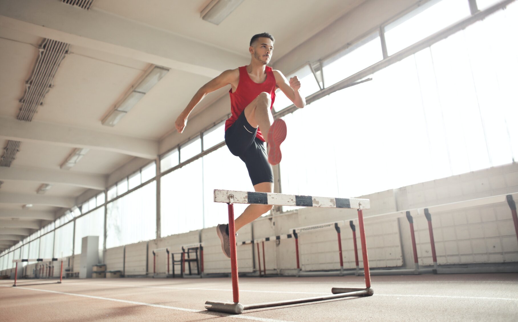 Sportler überwindet die die Hürde der digitalen Verwaltung im öffentlichen Dienst