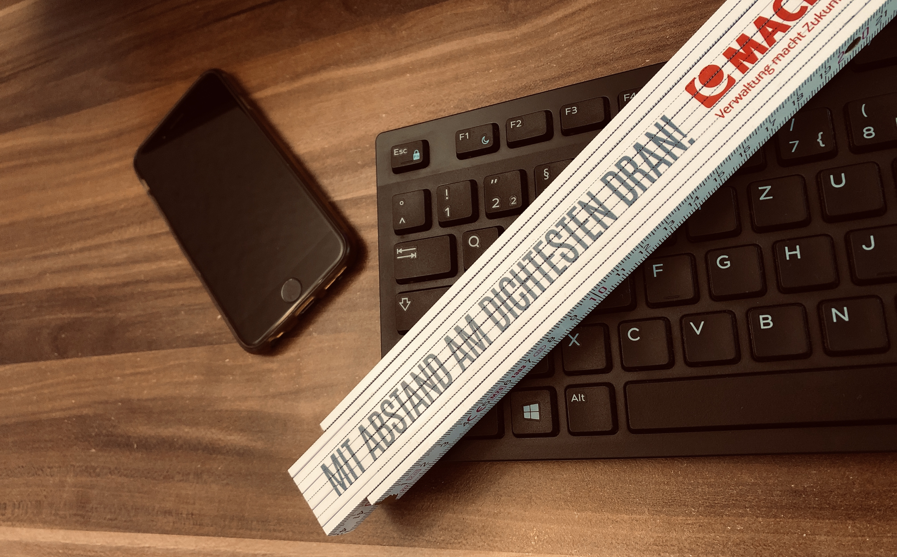 Ein Zollstock liegt auf einer Tastatur. MACH ist mit Abstand am dichtesten dran. 