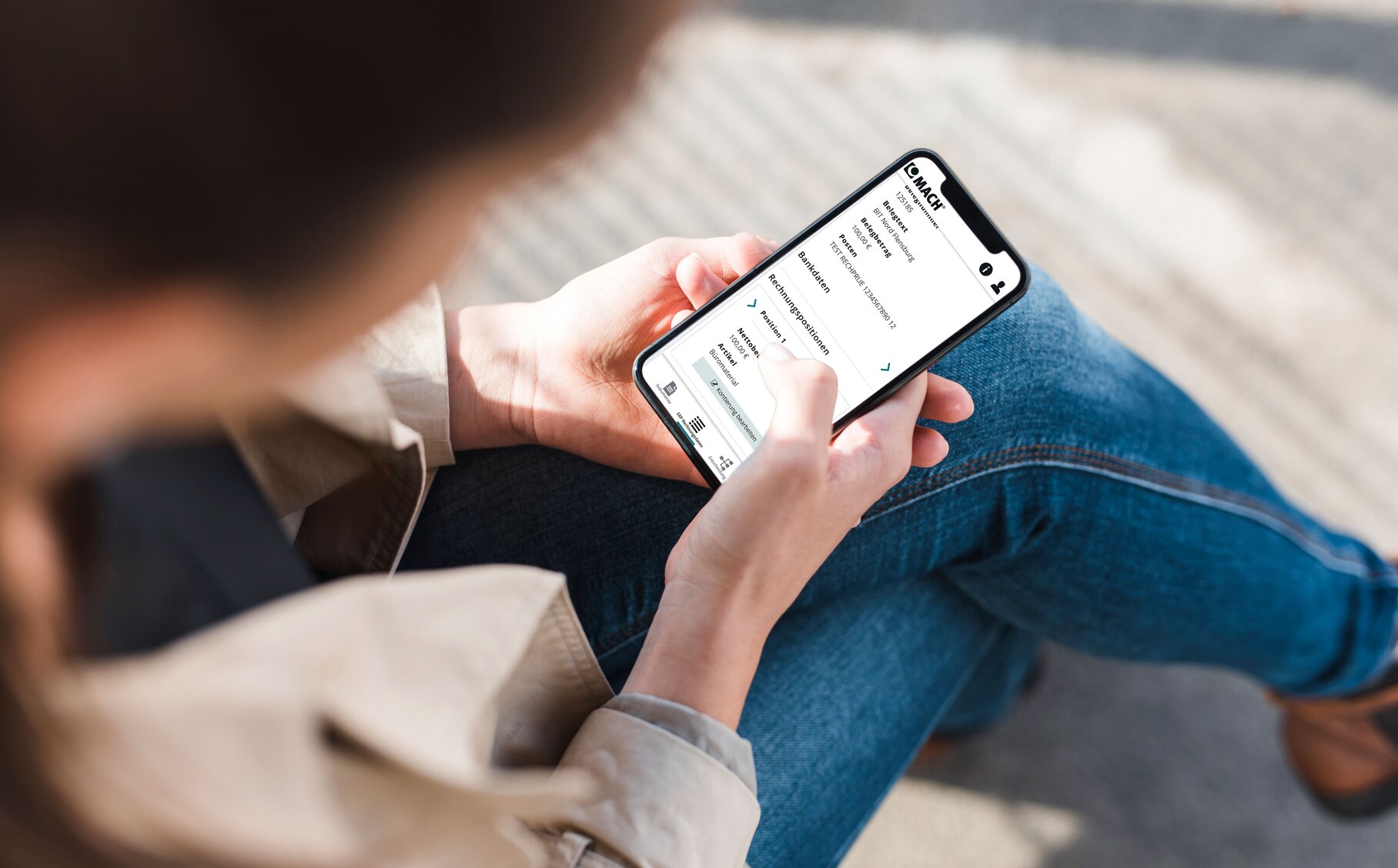 Person nutzt die MACH live! Selfservices an einem Smartphone