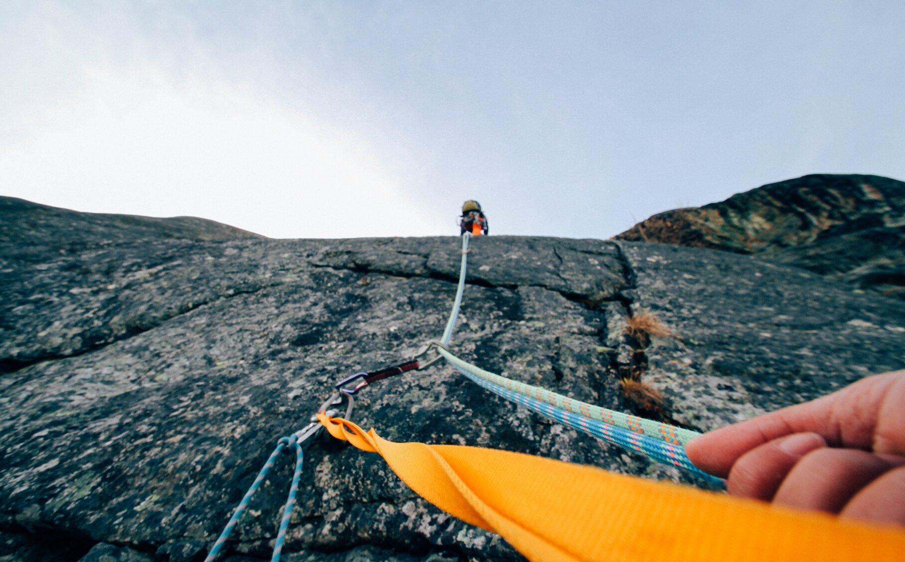 Person klettert ein Berg hoch.