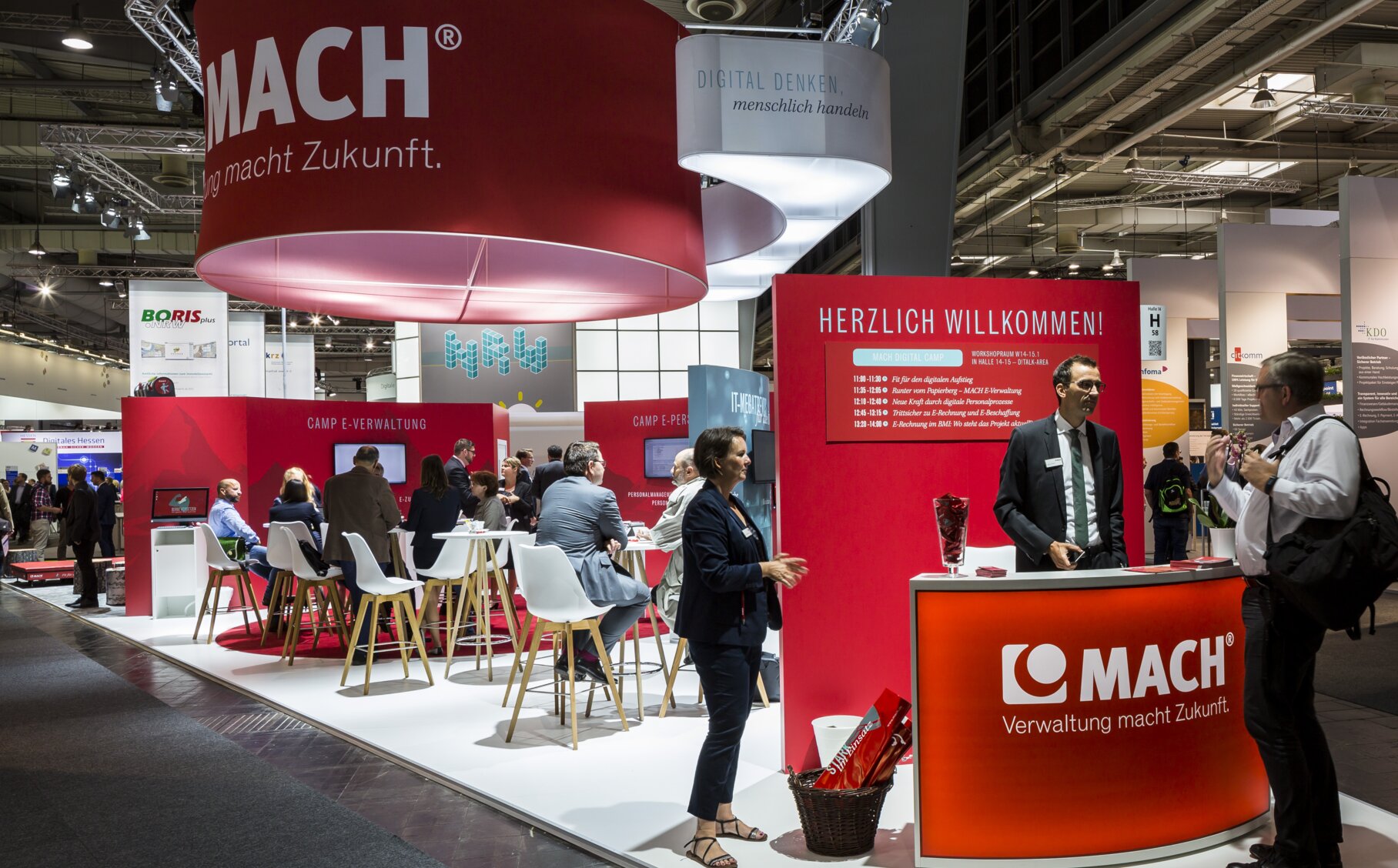 Der rote MACH-Stand bei einer Messe.