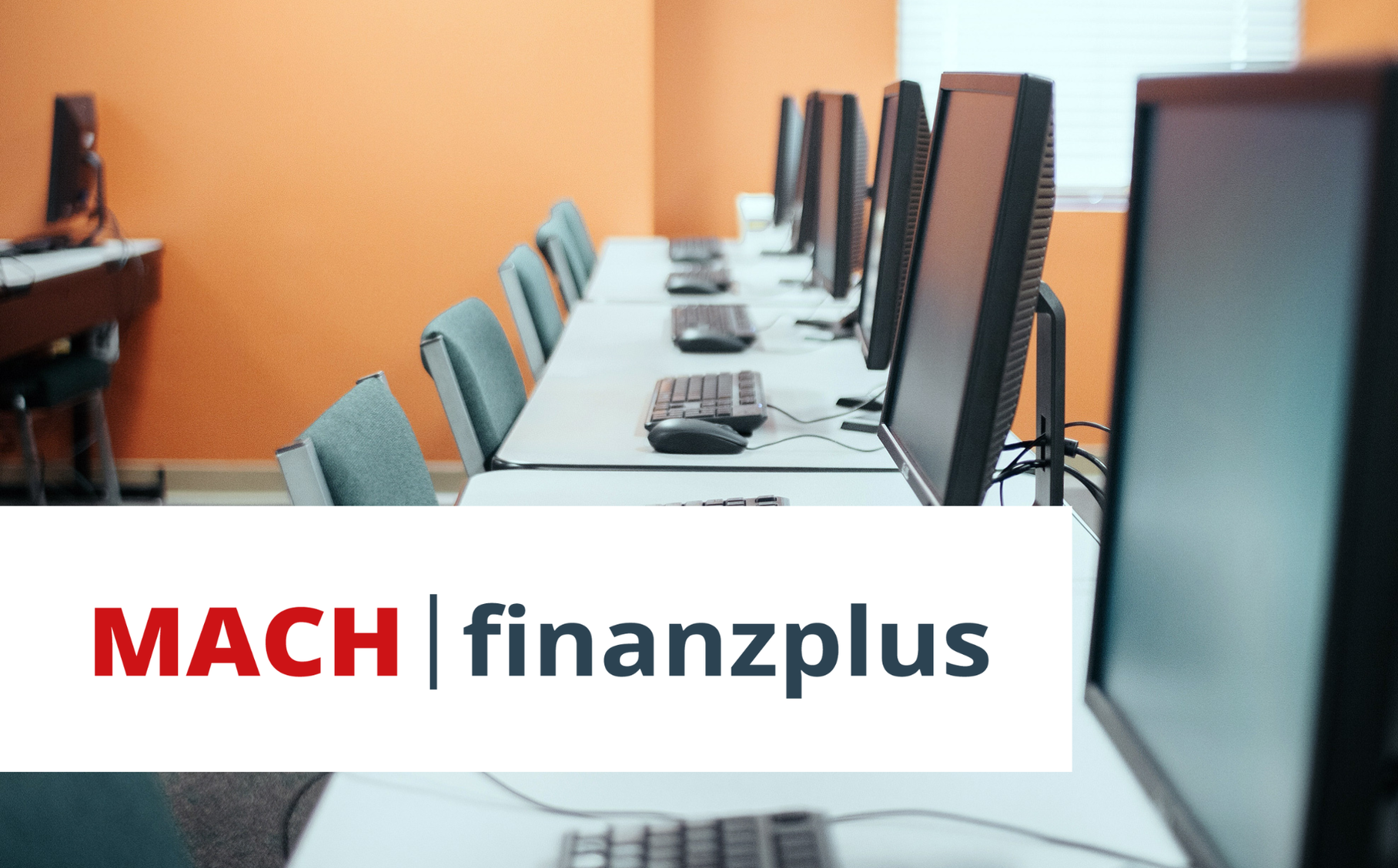 Ein Büroraum voller Computer.