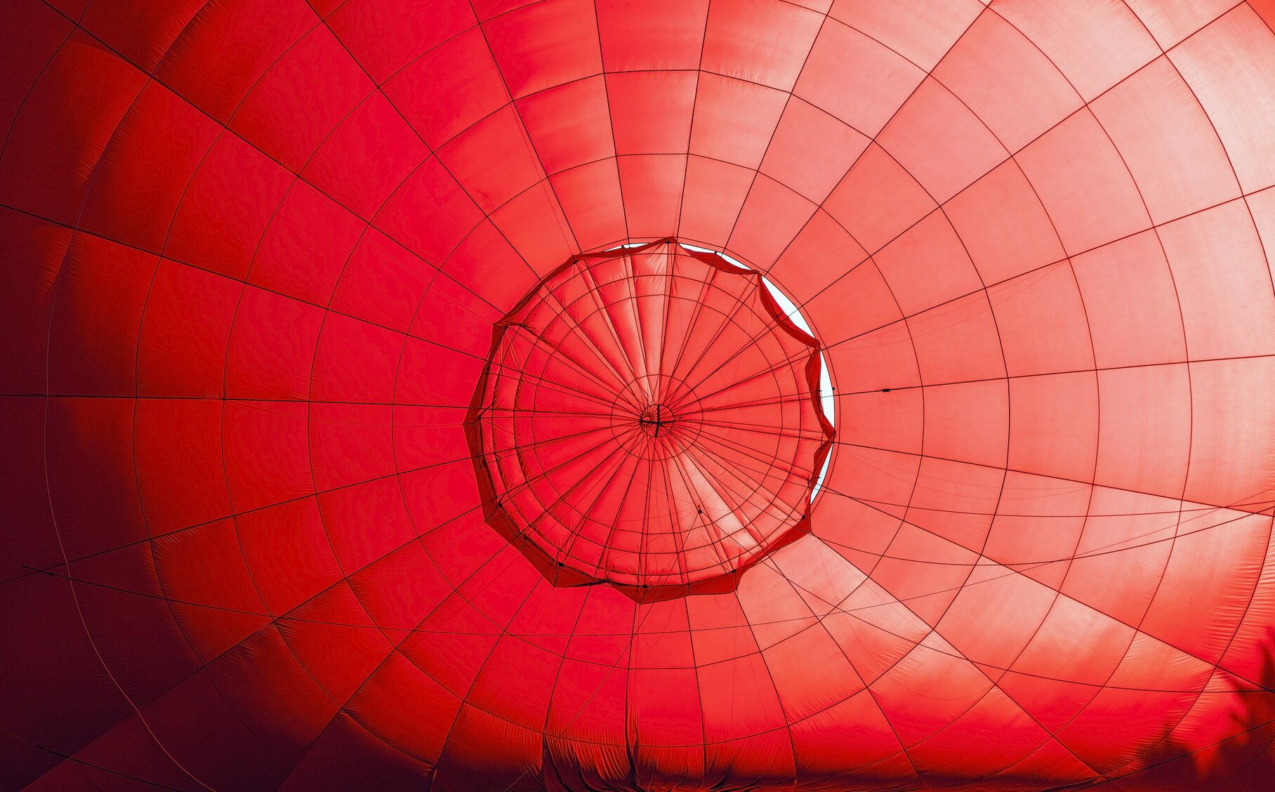 Innenraum eines roten Heißluftballons.