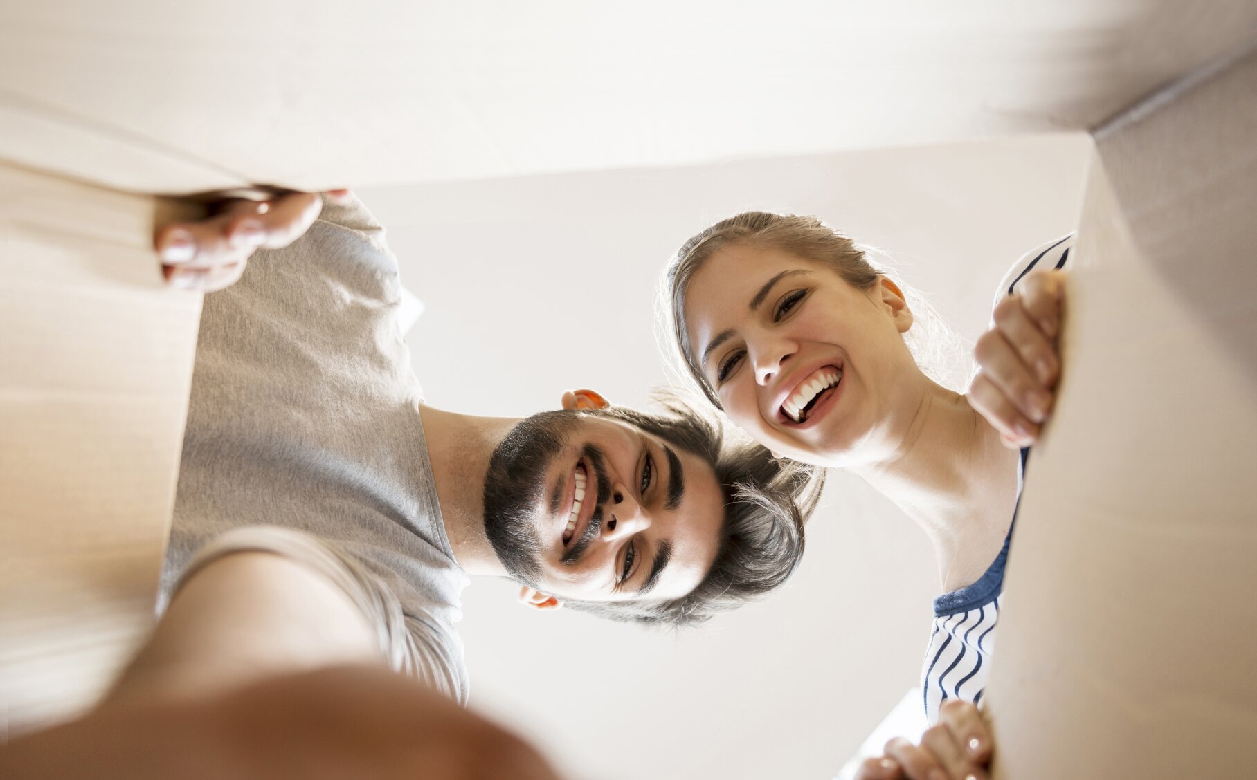 MACH live E-Beschaffung | © Zwei Personen schauen lachend von oben in einen Karton.