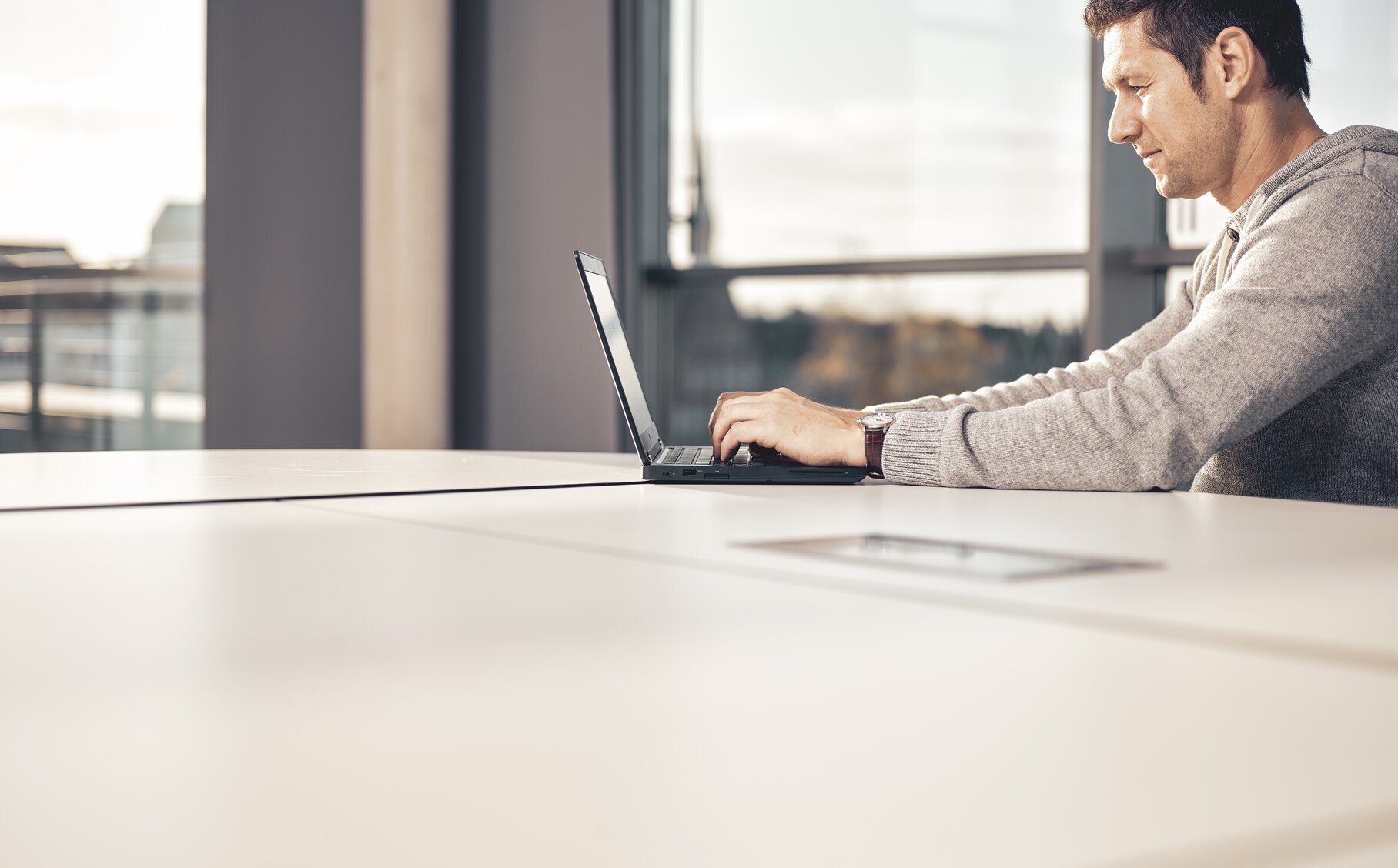 Person arbeitet an einem Notebook mit der MACH Software